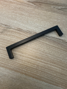 №37, Ручка мебельная noNAME Ручка мебельная черная quadra 128мм, в наличии -  3 шт 128 Металл, , Новый №37, Ручка мебельная noNAME Ручка мебельная черная quadra 128мм, в наличии -  3 шт 128 Металл, , Новый