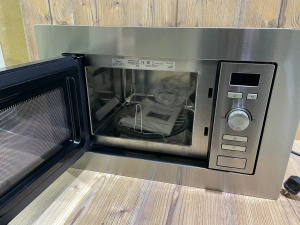 №4 Микроволнова печь Midea AG820BJU-SS, с выставочного образца, в стрейч пленке