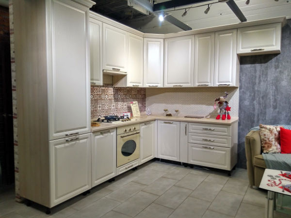 Кухонный гарнитур на заказ Кремовый Ясень Е